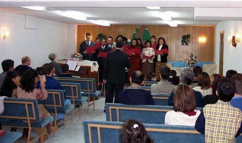 Coro cantando en un culto de Navidad